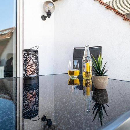 Gemuetliche 2-Zimmer Wohnung - Balkon - Parkplatz - Smart Tv - Arbeitsplatz Friedberg  Exteriör bild