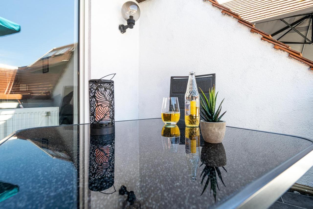 Gemuetliche 2-Zimmer Wohnung - Balkon - Parkplatz - Smart Tv - Arbeitsplatz Friedberg  Exteriör bild